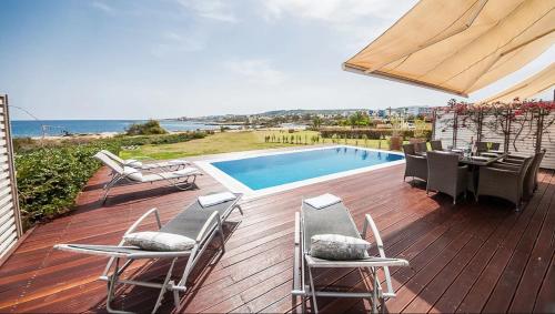 Luxury Bay View Villa 20 Right On Τhe Beach