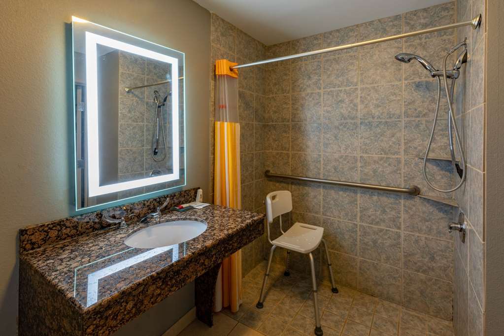 La Quinta Inn & Suites by Wyndham Bridgeport - photo 21