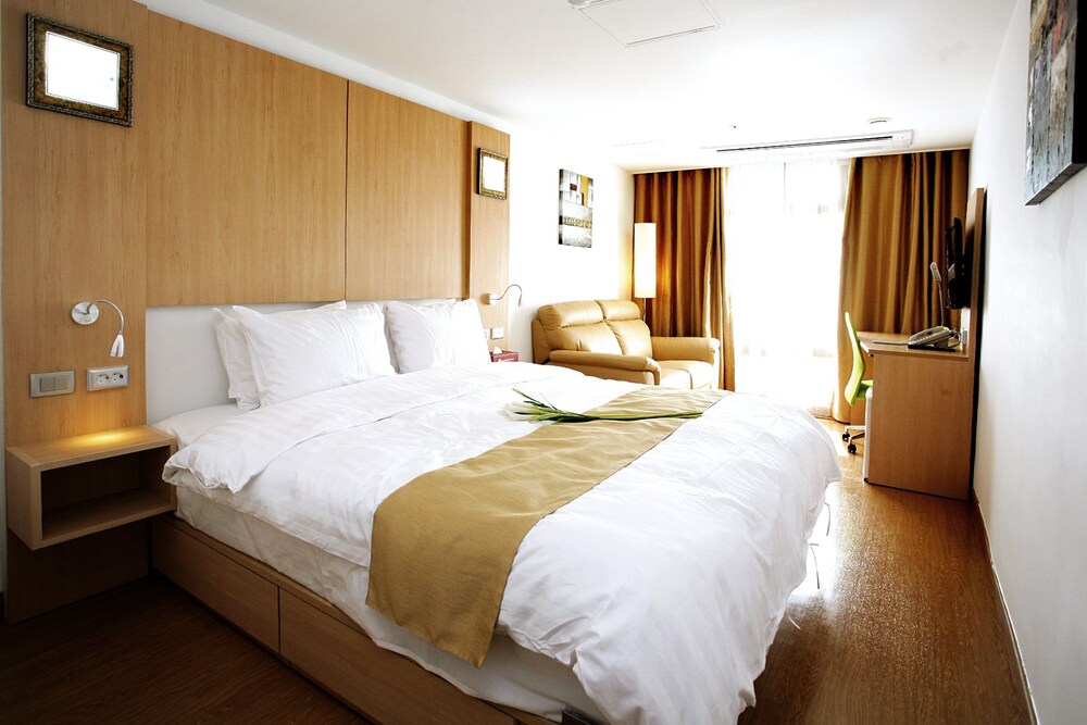 Apple Tree Hotel Gunsan in Gunsan, South Korea