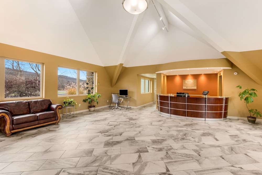 Econo Lodge Inn And Suites - photo 22