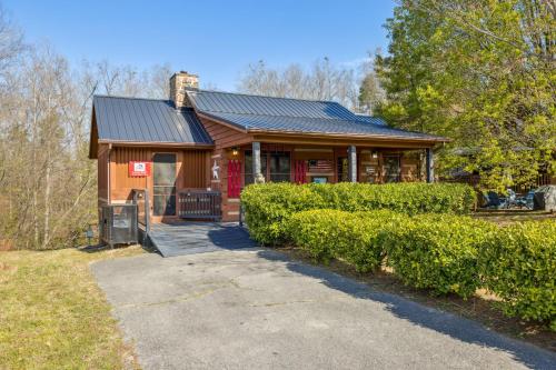 Cozy Dog Friendly Lovey Bear Cabin with Hot Tub Fireplace Across from Soaky Mountain Water Park — 4-Star Luxury Hotel in Sevierville, United States