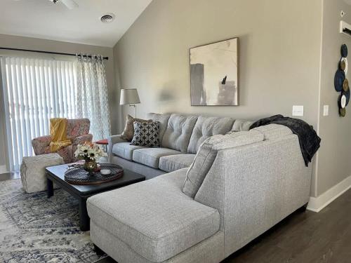 Modern 2 bed condo with office — 4-Star Luxury Hotel in Bettendorf, United States