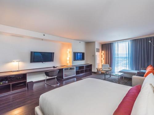 Beautiful High Rise Condo 307