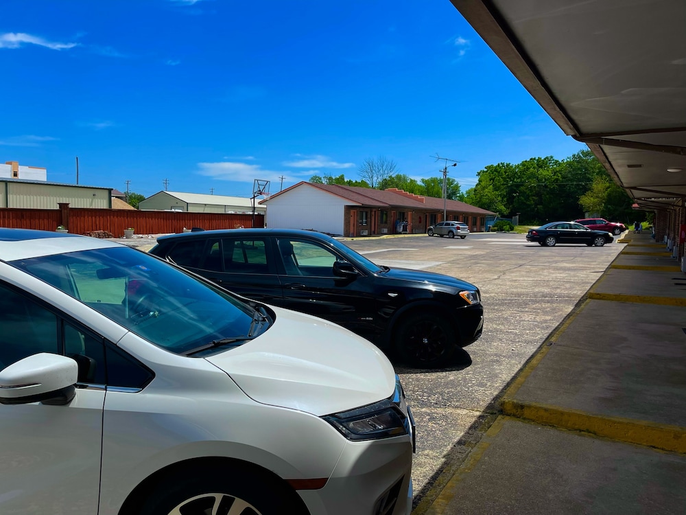 Royal Inn & Suites - photo 21