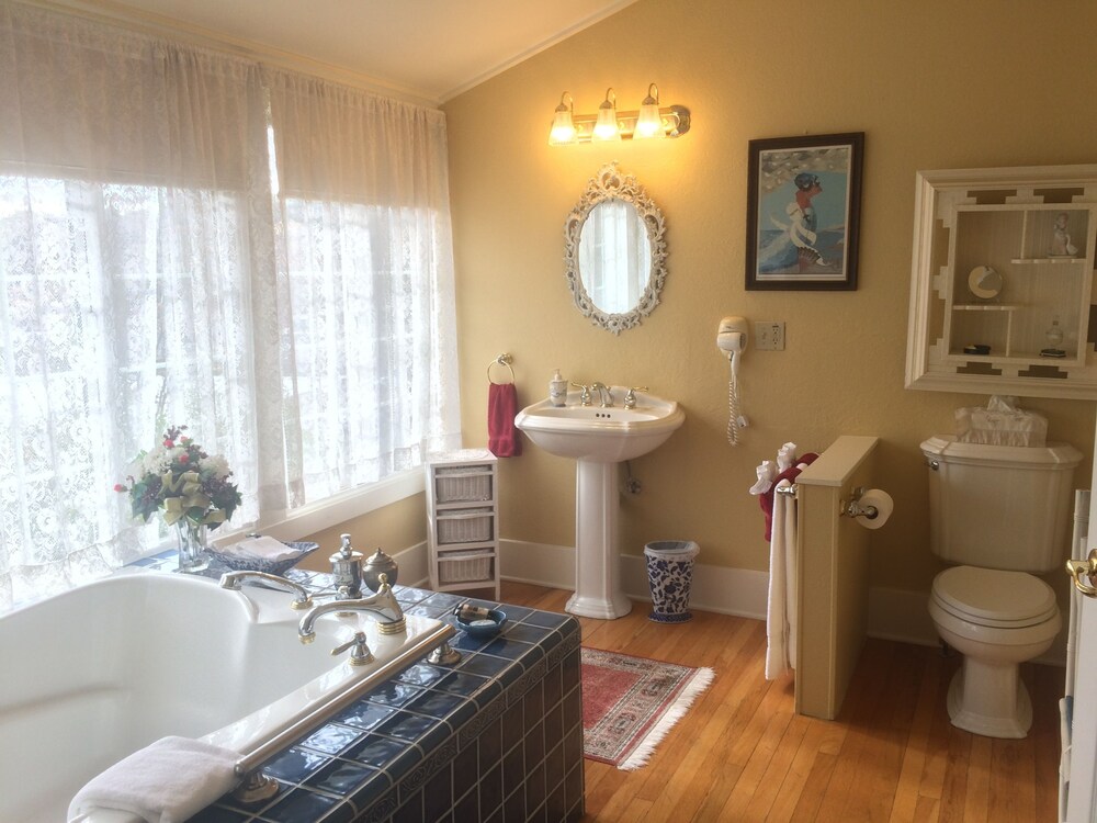 Barretta Gardens Inn - photo 32