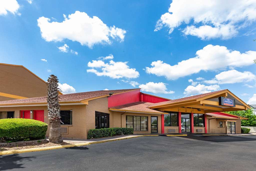Howard Johnson by Wyndham Houston Hobby Airport - photo 2