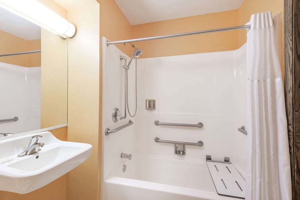 Days Inn & Suites by Wyndham Youngstown Girard Ohio - photo 24