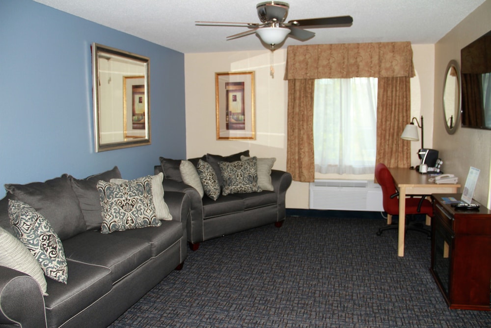 Baymont by Wyndham Stevens Point - photo 35
