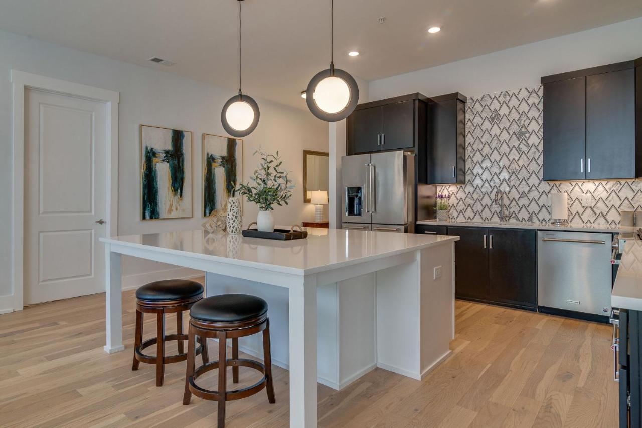 Roomy 1 Level Condo Near Vanderbilt With Parking 1 Story Elevator Building Secure Parking Patio Elevator Sleeping Space for Guests Great for Groups Walk to Campus 24 Hr Hospitality — 4-Star Luxury Hotel in Nashville, United States