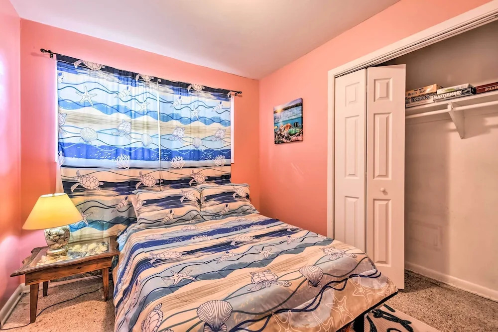 Jacksonville Getaway w Yard 2 Mi to Beach — hotel in Atlantic Beach