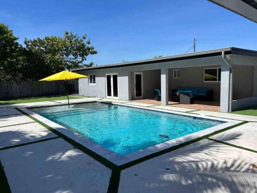 Sunny Resort Oasis with Heated Pool Ping Pong — hotel in Tamiami