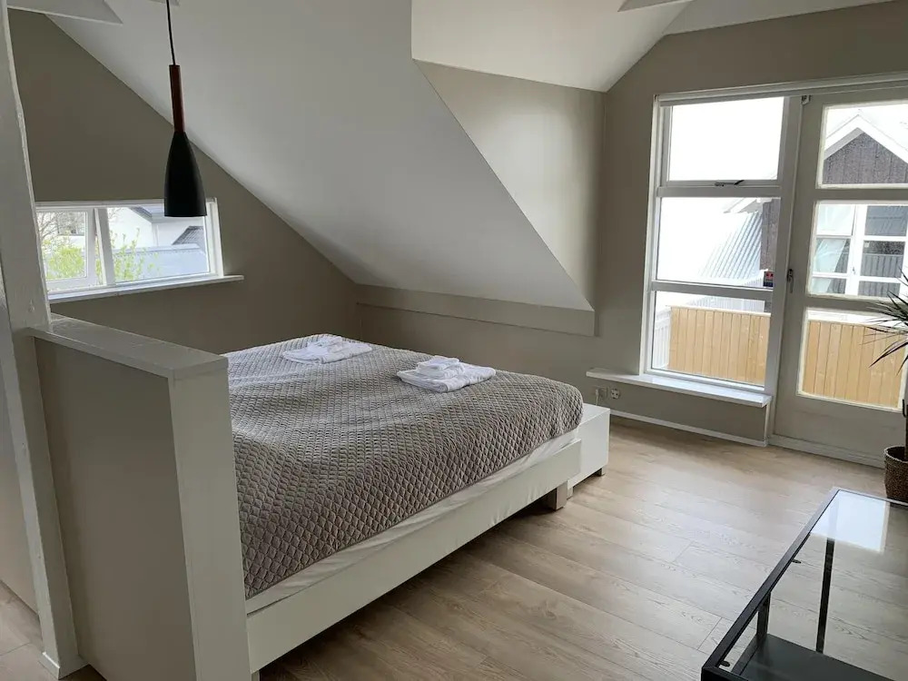 4 Bed House Sleeps 8 Car Barbecue Balcony