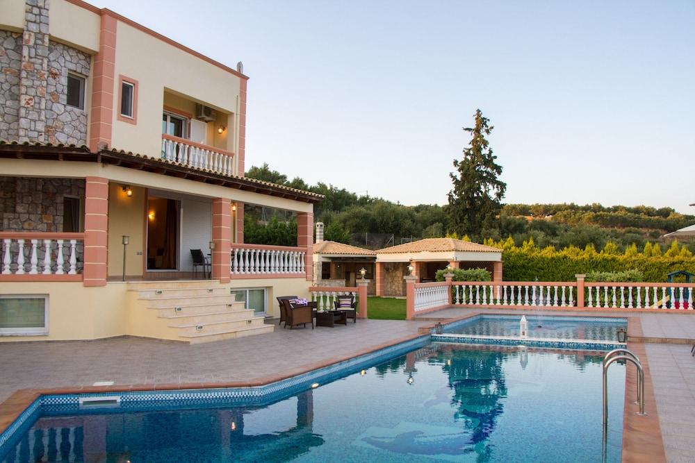 Villa Roula 5BR — 4-Star Luxury Hotel in Chania, Greece