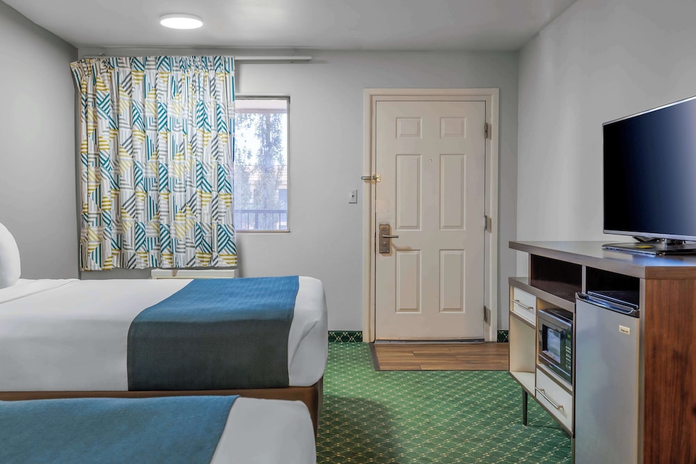 Days Inn & Suites by Wyndham Flagstaff Near University - photo 12