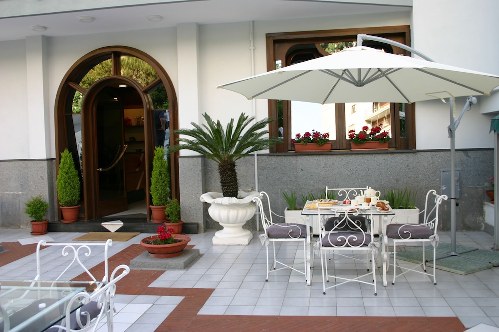 Hotel Hobbit — hotel in Melito Di Napoli