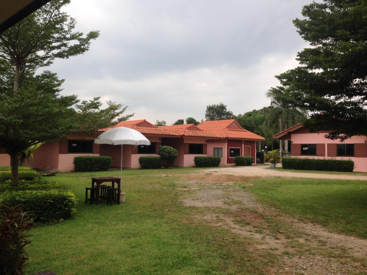 โพธิ์ทองริมทุ่ง Pothong Rimtung Hotel — hotel in Fang