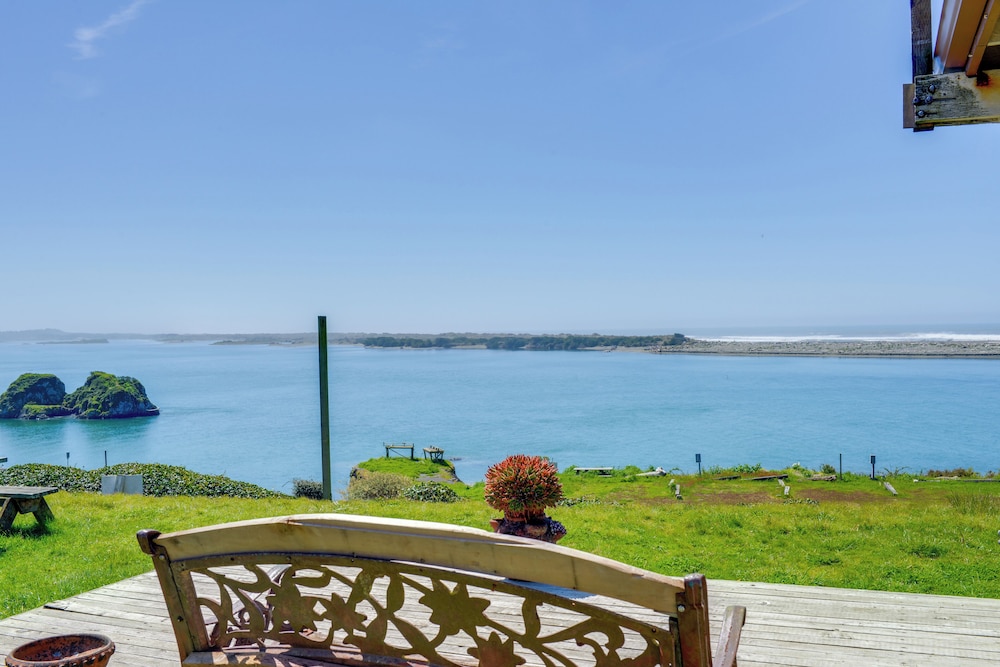Smith River Home with Boat Launch and Ocean Views — 4-Star Luxury Hotel in Harbor, United States
