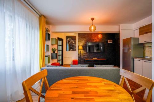 Yellow Cozy Home — 4-Star Luxury Hotel in Iasi, Romania
