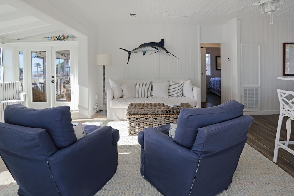 Caroline's Cottage by Pristine Properties Vacation Rentals — 4-Star Luxury Hotel in Port Saint Joe, United States