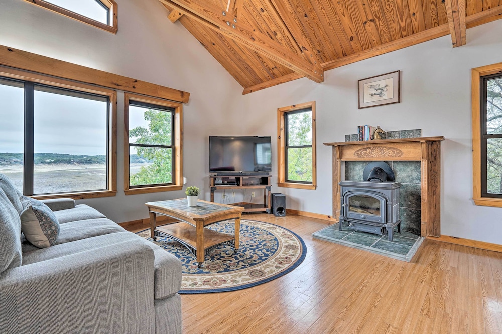Lakehills Vacation Rental on Medina Lake — 4-Star Luxury Hotel in Lakehills, United States