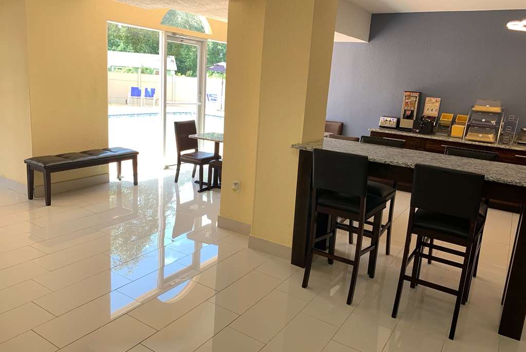 Days Inn & Suites by Wyndham Tampa Raymond James Stadium - photo 7