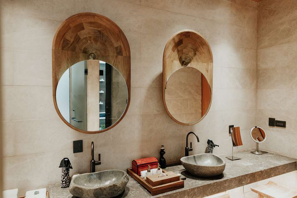Beachfront Lanai Pool Suite - Bathroom