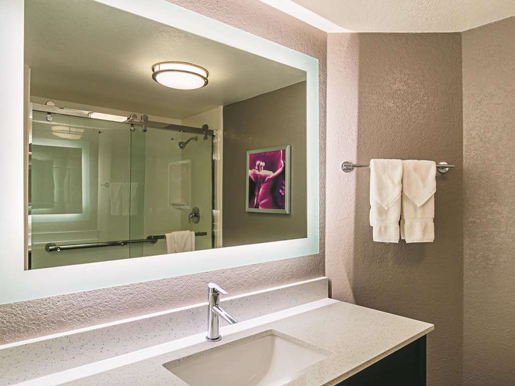 La Quinta Inn & Suites by Wyndham Denver Airport DIA - photo 39