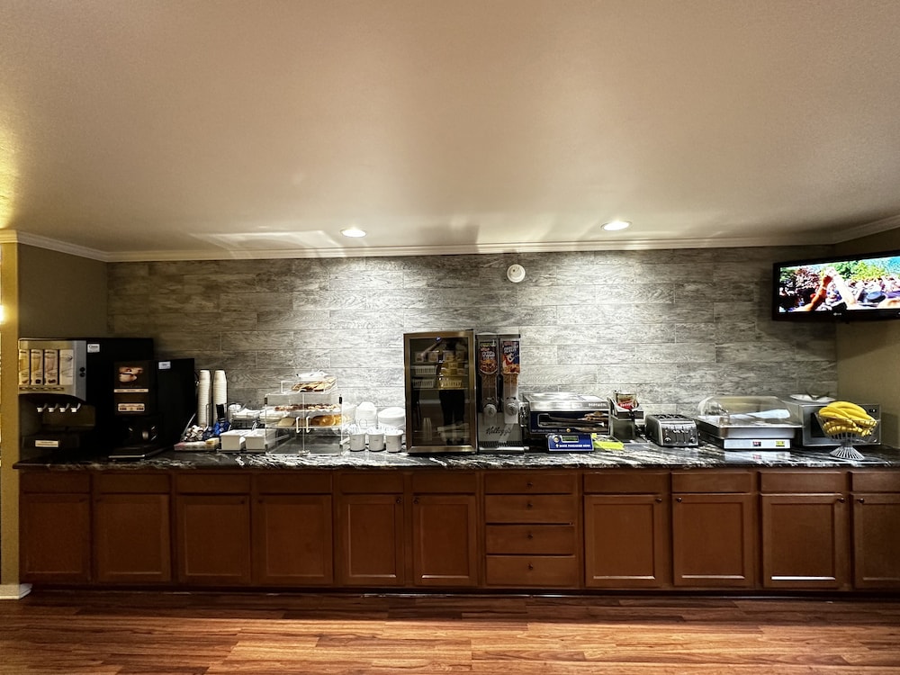 Super 8 by Wyndham Eau Claire WI - photo 23