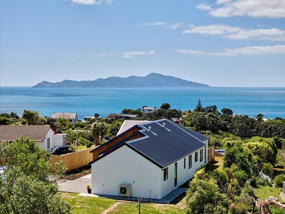Hill top retreat Outdoor Bath 30 mins to Wellington by train or car in Wellington, New Zealand