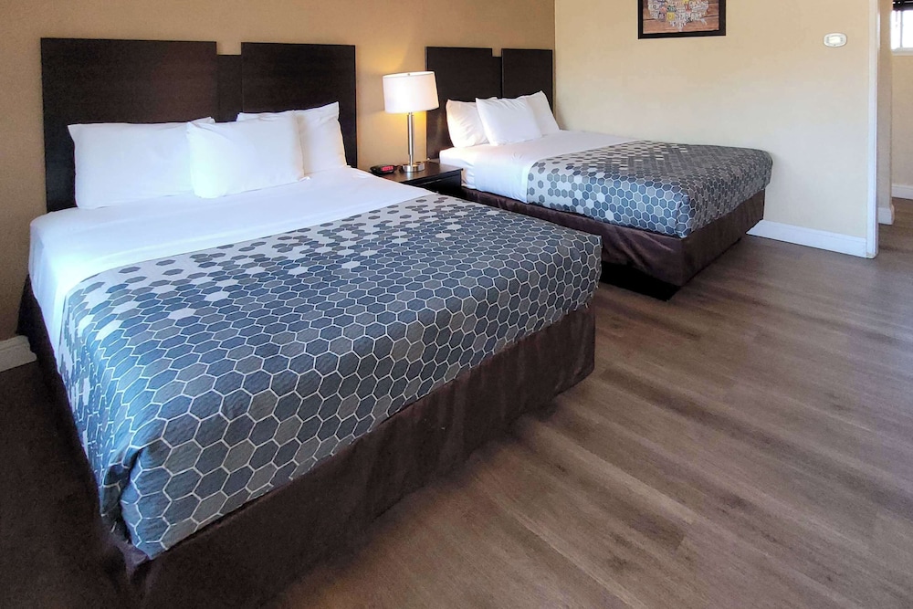 Econo Lodge Sacramento Convention Center - photo 14