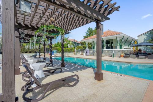 Sunny Stay in FL 4 Bedroom Townhome by Disney — 4-Star Luxury Hotel in Orlando, United States
