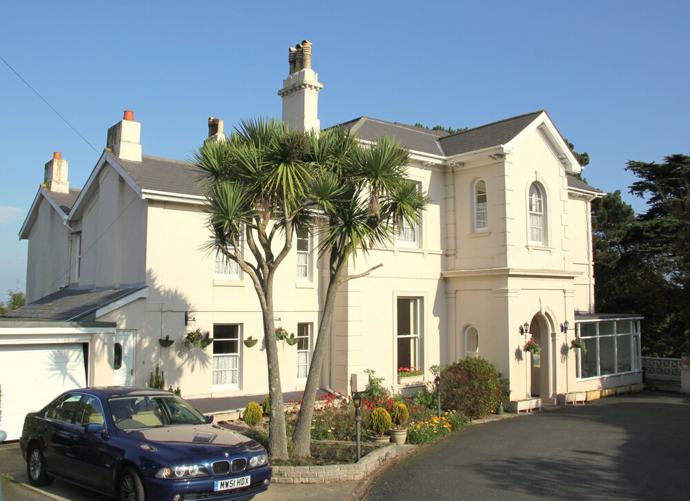 Muntham Holiday Apartments & Town House — 4-Star Luxury Hotel in Torquay, United Kingdom