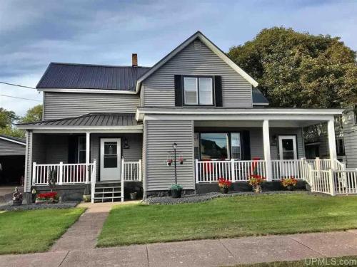 Spacious 4 BR 2BA Home with Bar and Fenced Yard — 4-Star Luxury Hotel in Ironwood, United States
