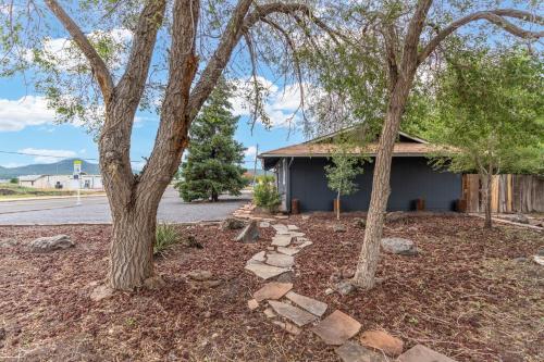 Walk to GC Train Depot and Route 66 king beds game room BBQ firepit in Williams, United States