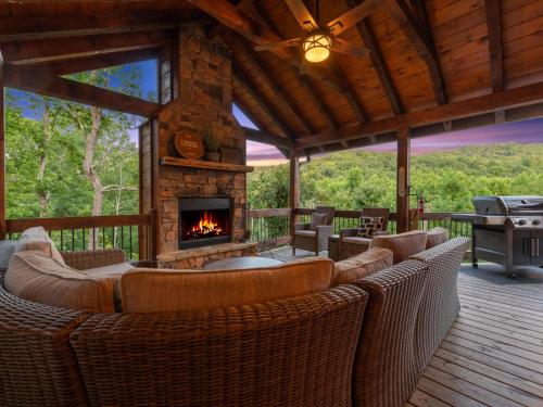 Whisky Creek Retreat Family Friendly Blue Ridge Cabin Mountain Views Hot Tub Fire Pit Covered Deck Game Room Close To D — 4-Star Luxury Hotel in Blue Ridge, United States