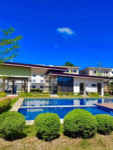 Near Mactan Airport Pool Fast WiFi Netflix & Disney — 4-Star Luxury Hotel in Lapu-Lapu City, Philippines