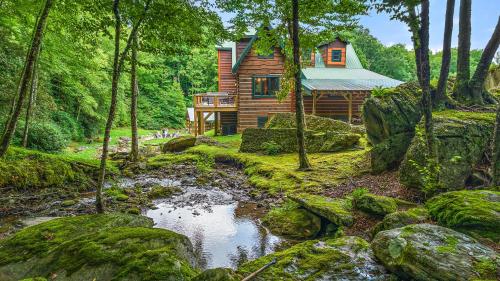 Eagle Ridge Falls in Banner Elk, United States
