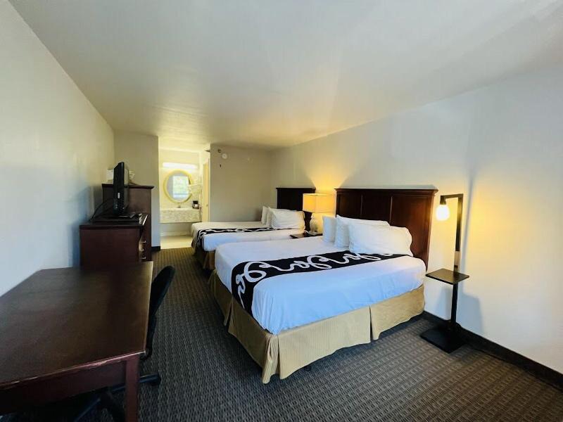 Celebrity Inn - photo 6