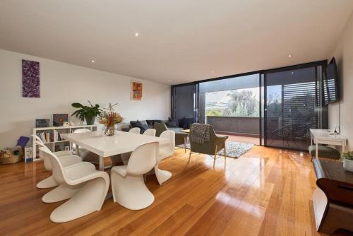 Debonair Townhouse 150 metres to beach — 4-Star Luxury Hotel in Anglesea, Australia