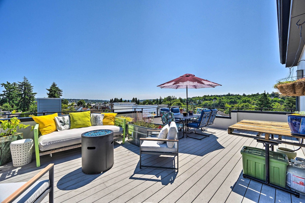 Canal and Mtn Views Pet Friendly Seattle Retreat — 4-Star Luxury Hotel in Seattle, United States