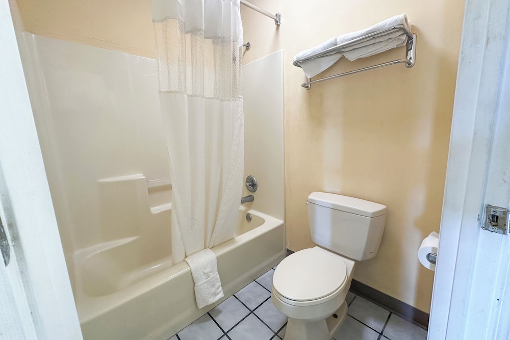 Bonita Lakes Inn by Capital O Meridian I20 - photo 58