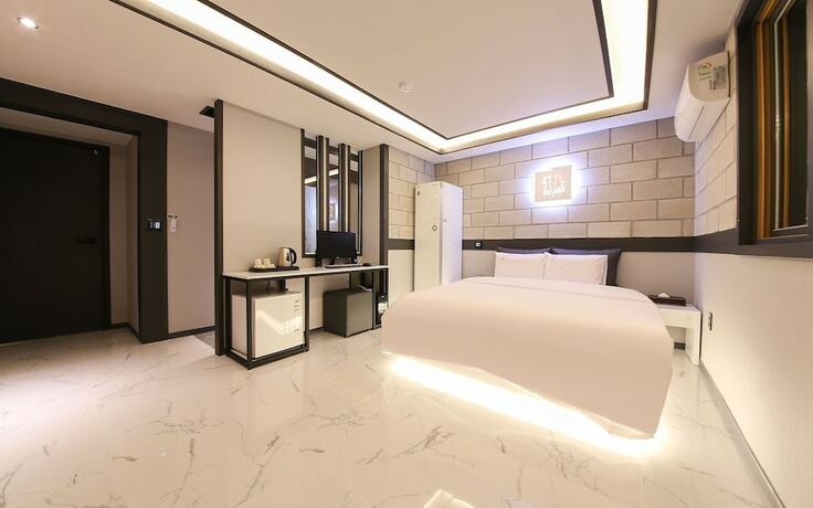 Gwangju Sinan Yeogiseo Jaja in Gwangju, South Korea