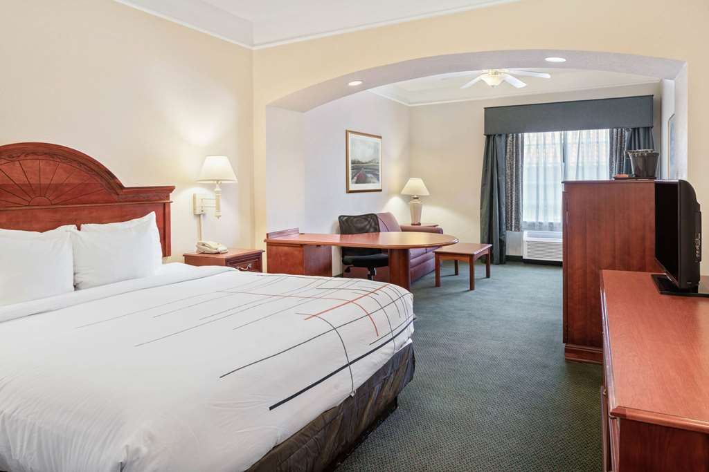 La Quinta Inn and Suites Fort Myers I 75 - photo 26