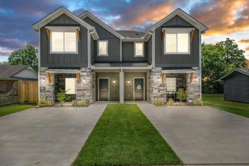 The Rose Retreat Walk to the Broken Arrow Rose District — 4-Star Luxury Hotel in Broken Arrow, United States