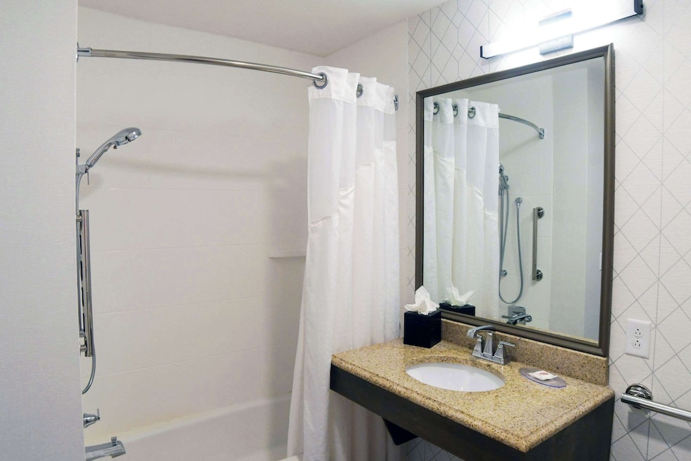 Comfort Inn & Suites NW Milwaukee - photo 30