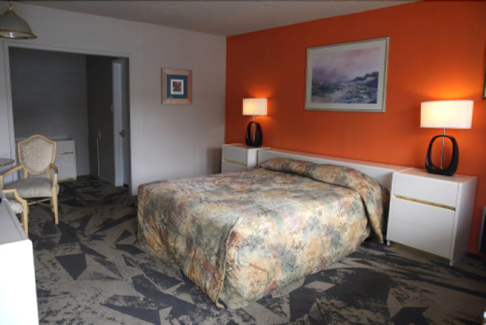 Motel 8 Plus - photo 8