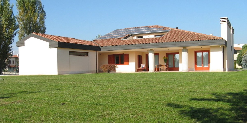 B&B Nelly — 4-Star Luxury Hotel in Lonigo, Italy