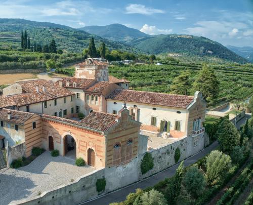 Palazzo Montanari Art & Wine Luxury Apartments — 4-Star Luxury Hotel in Pedemonte, Italy