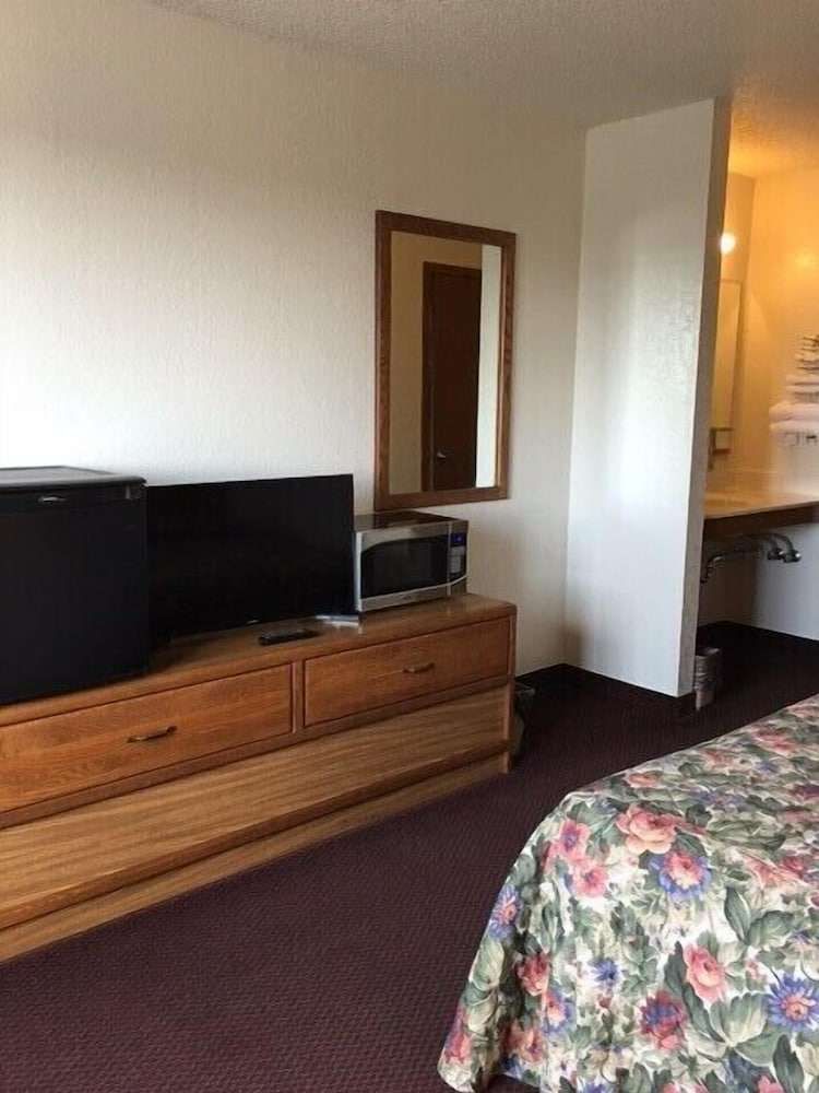 Clarion Hometown Inn - photo 11