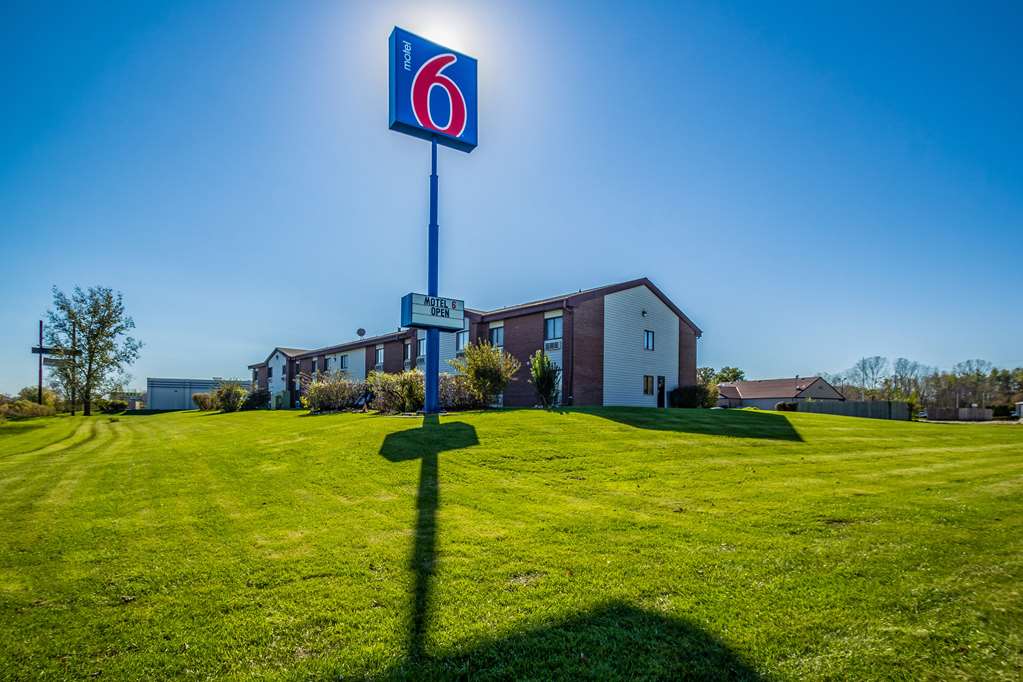 Motel 6 Saukville WI - featured photo